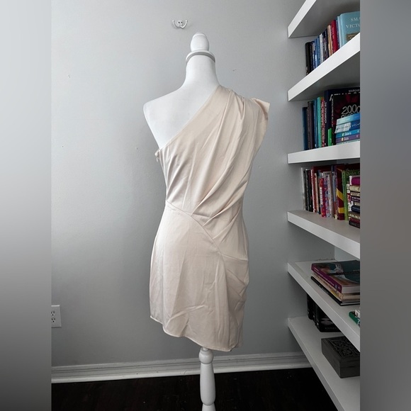 Elliatt Anthropologie One Shoulder Mercury Ruched Mini Dress Pearl/Cream Sz Med - Picture 7 of 16